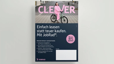 Das Poster "einfach leasen statt teuer kaufen" hängt an der Wand.