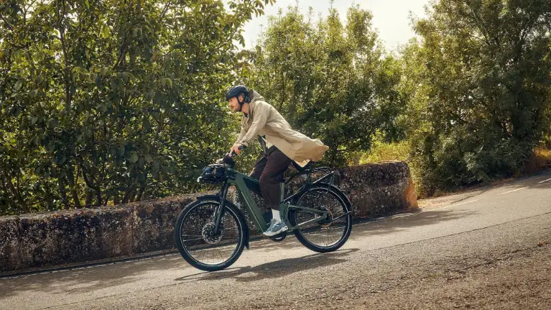 Eine JobRadlerin fährt schnell auf der Straße mit einem E-Bike von Rose & Müller.