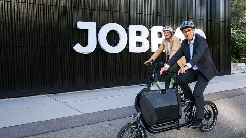Cem Özdemir mit Uli Prediger radelnd auf dem JobRad-Campus Cem Özdemir mit Uli Prediger radelnd auf dem JobRad-Campus