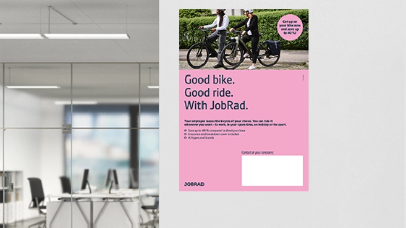Das Poster mit dem dem englischen Text "Good Bike. Good Ride" hängt an einer Wand in einem modernen Büro.