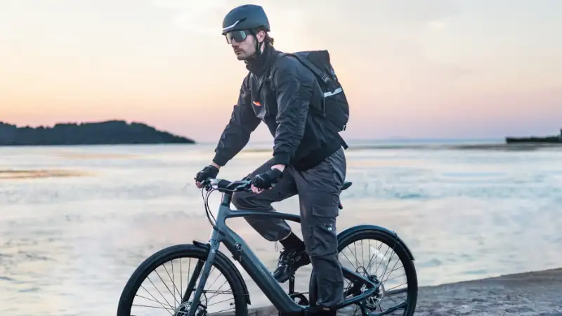 JobRadler auf einem E-Bike von Urtopia