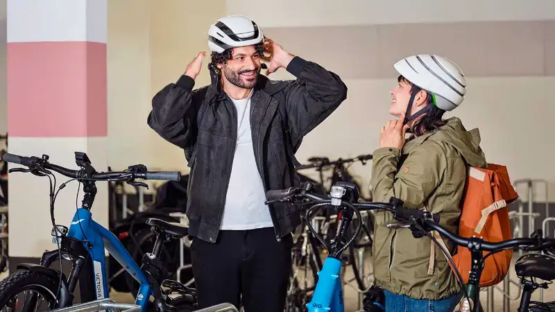 JobRadlerin und JobRadler steigen zum Feierabend im Fahrradkeller auf ihr Dienstrad JobRadlerin und JobRadler steigen zum Feierabend im Fahrradkeller auf ihr Dienstrad