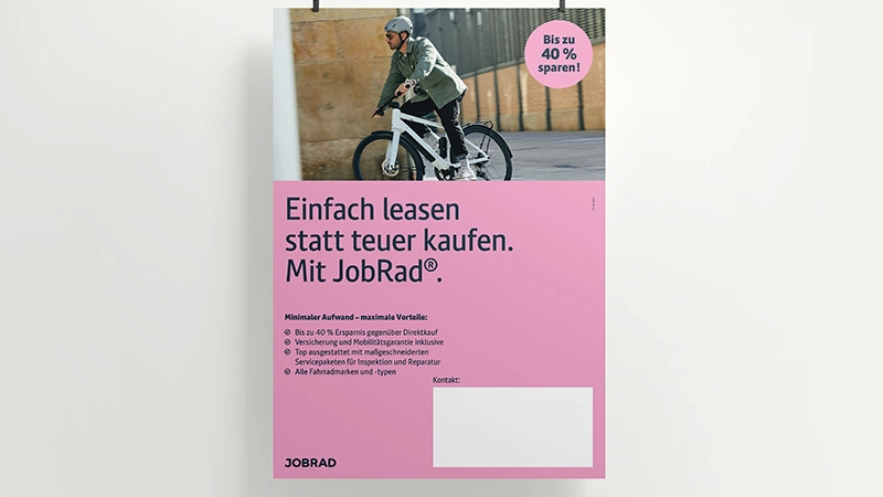 Das Poster "einfach leasen statt teuer kaufen" hängt an der Wand.