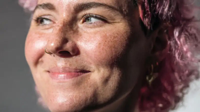 Frau mit pinken kurzen Haaren freut sich auf die Eurobike 2025