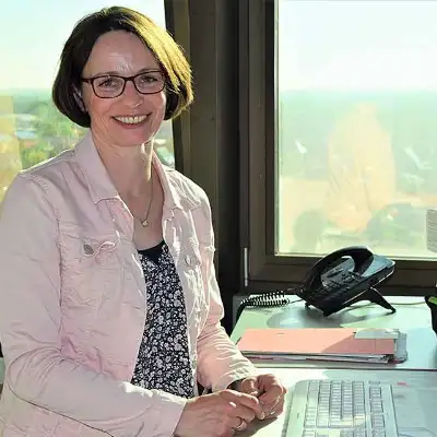 Marion Sievers aus Dithmarschen an ihrem Arbeitsplatz im oberen Stockwerk eines Hochhauses