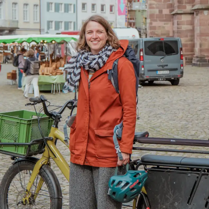 Eva Jerger von der Erzdiözese mit ihrem Lastenrad vor dem Freiburger Münster