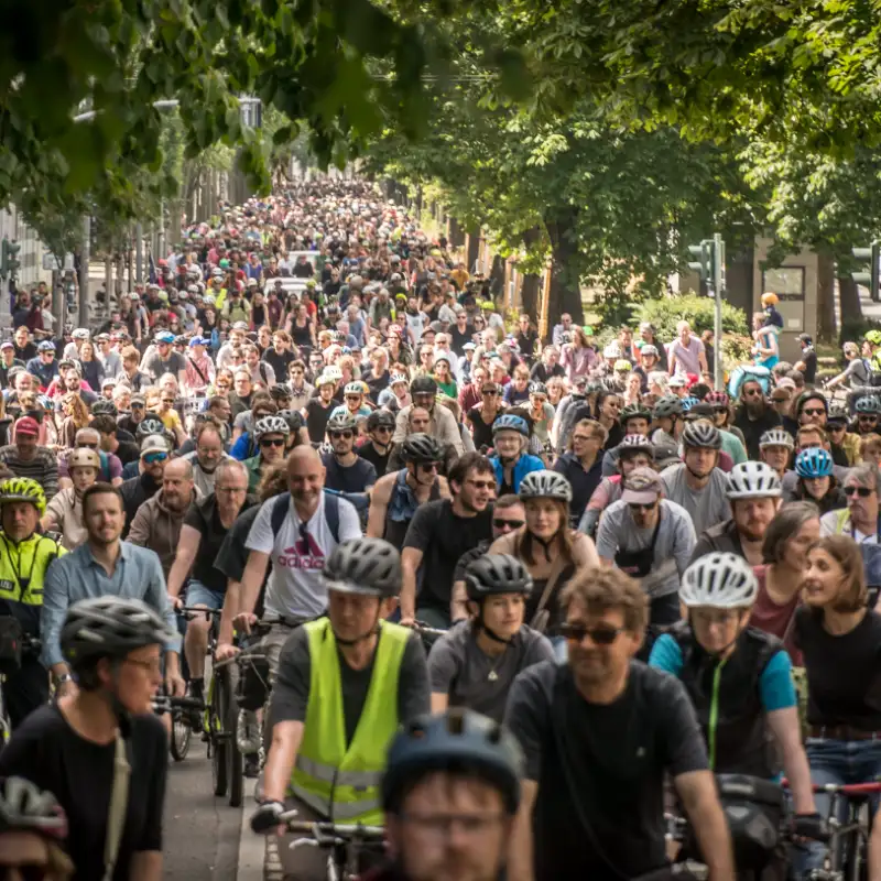 Fahrradkorso mit hunderten Menschen auf Fahrrädern Fahrradkorso mit hunderten Menschen auf Fahrrädern