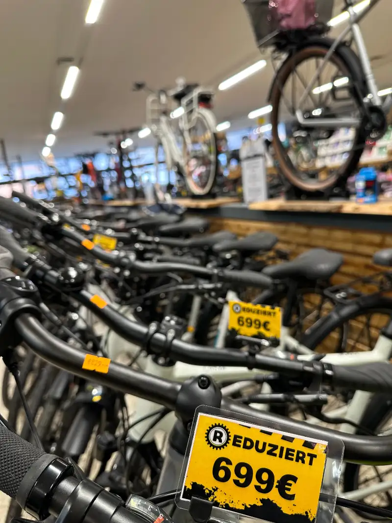 Viele Räder im Verkaufsraum von Reyhle.