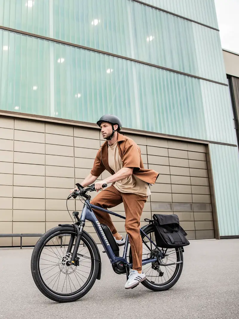 Ein JobRadler fährt auf einem E-Bike von Diamant