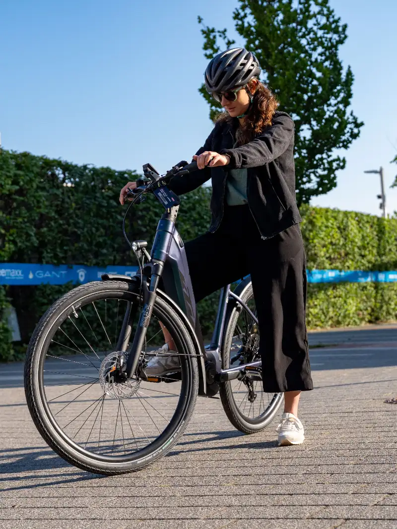 Eine JobRadlerin fährt mit einem Fahrrad von Zweirad Joos
