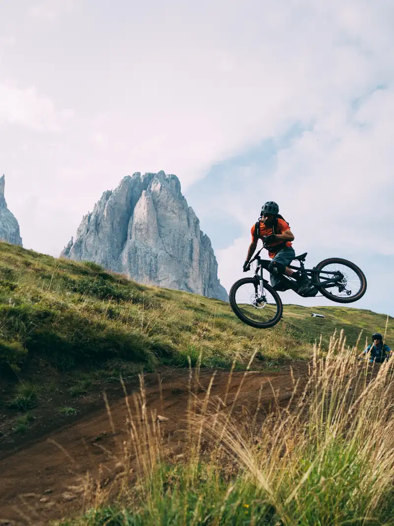 Ein JobRadler fährt rasant einen Trail in den Bergen