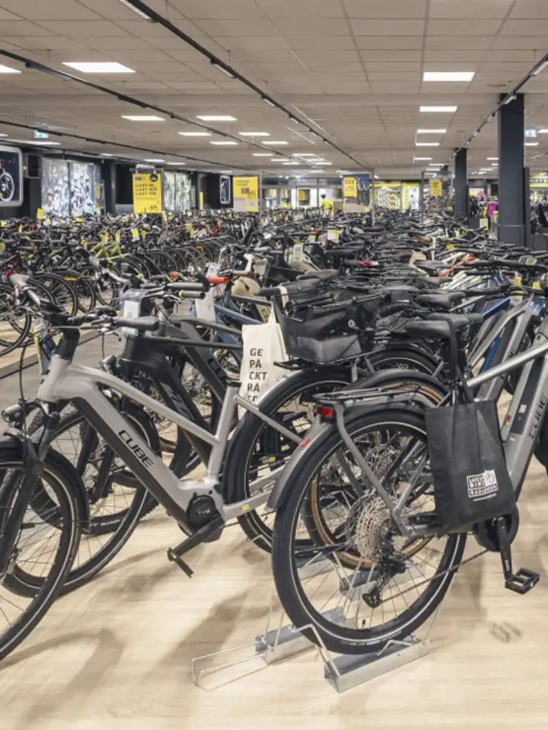 Der Verkaufsraum einer Lucky Bike Filiale mit vielen Fahrrädern