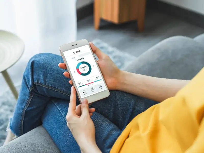 Frau sitzend mit Smartphone und Lofino-App Frau sitzend mit Smartphone und Lofino-App