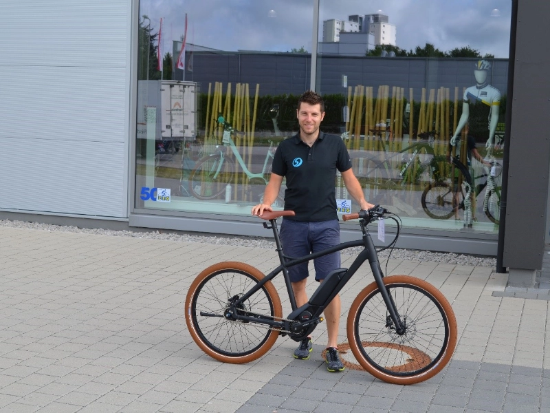 Fachhändler Markus Blust steht mit seinem Fahrrad vor seinem Radladen