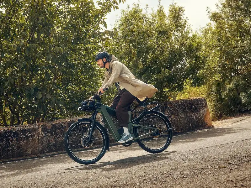 Eine JobRadlerin fährt schnell auf der Straße mit einem E-Bike von Rose & Müller.
