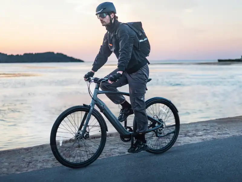 JobRadler auf einem E-Bike von Urtopia