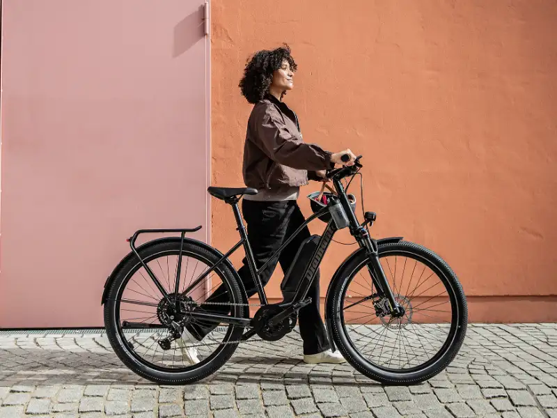 EIne JobRadlerin schiebt eine Fahrrad der Marke Diamant