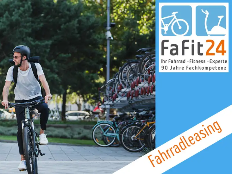 Ein JobRadler fährt mit seinem JobRad von FaFit24 über einen Fahrradparkplatz
