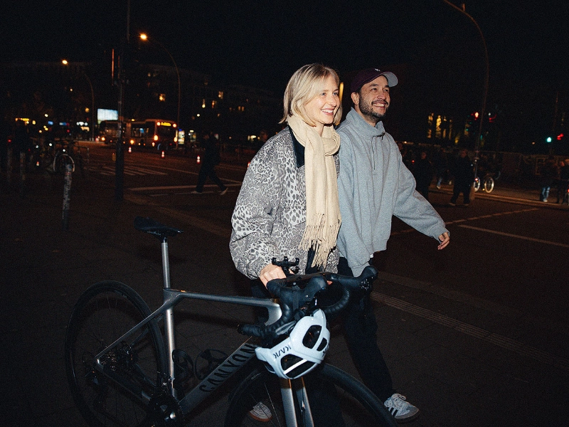 Fahrrad schieben durch die Stadt.