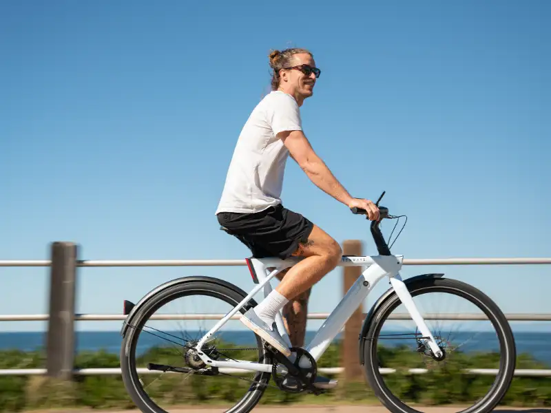 Ein JobRadler auf einem Urban-Bike von Tenways