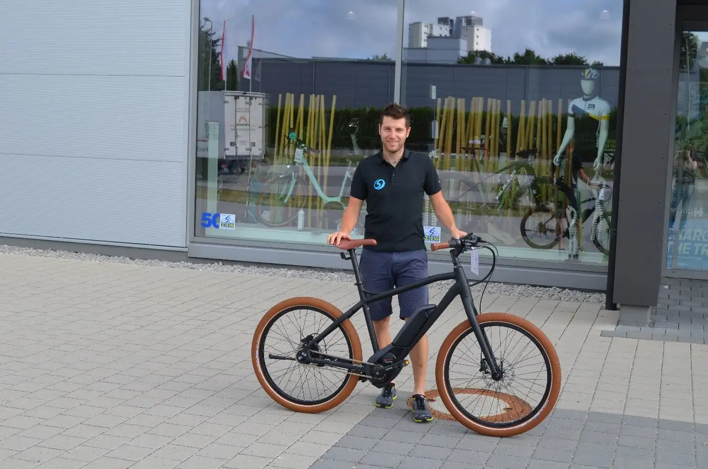 Fachhändler Markus Blust steht mit seinem Fahrrad vor seinem Radladen Fachhändler Markus Blust steht mit seinem Fahrrad vor seinem Radladen