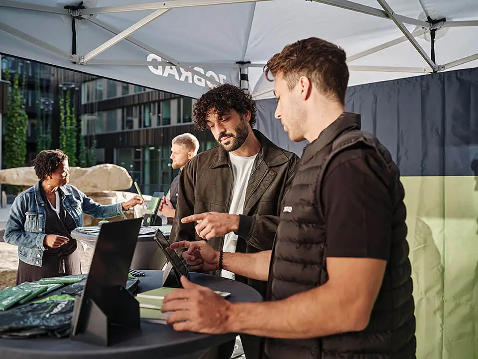 Fachhändler im Kundengespräch am Demoday Fachhändler im Kundengespräch am Demoday