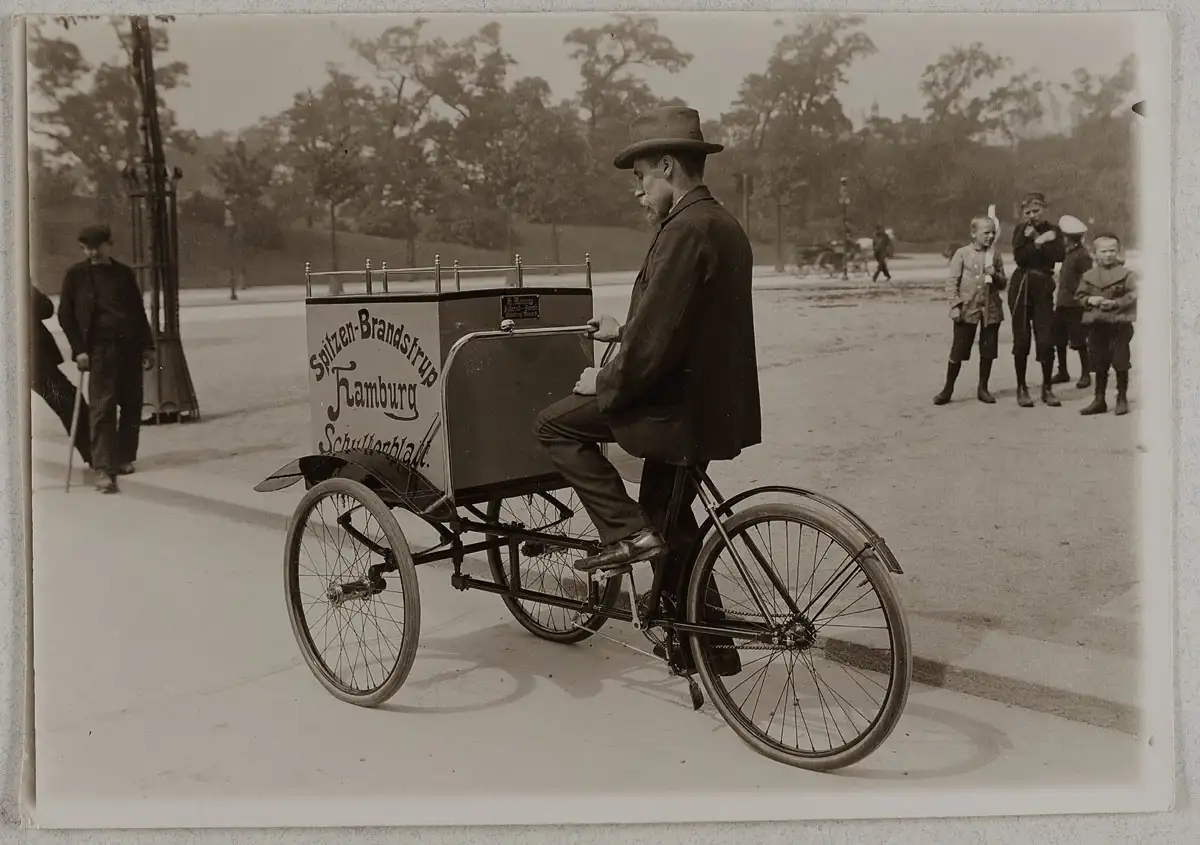 Dreirädriges Lastenrad auf Hamburgs Straßen, um 1900