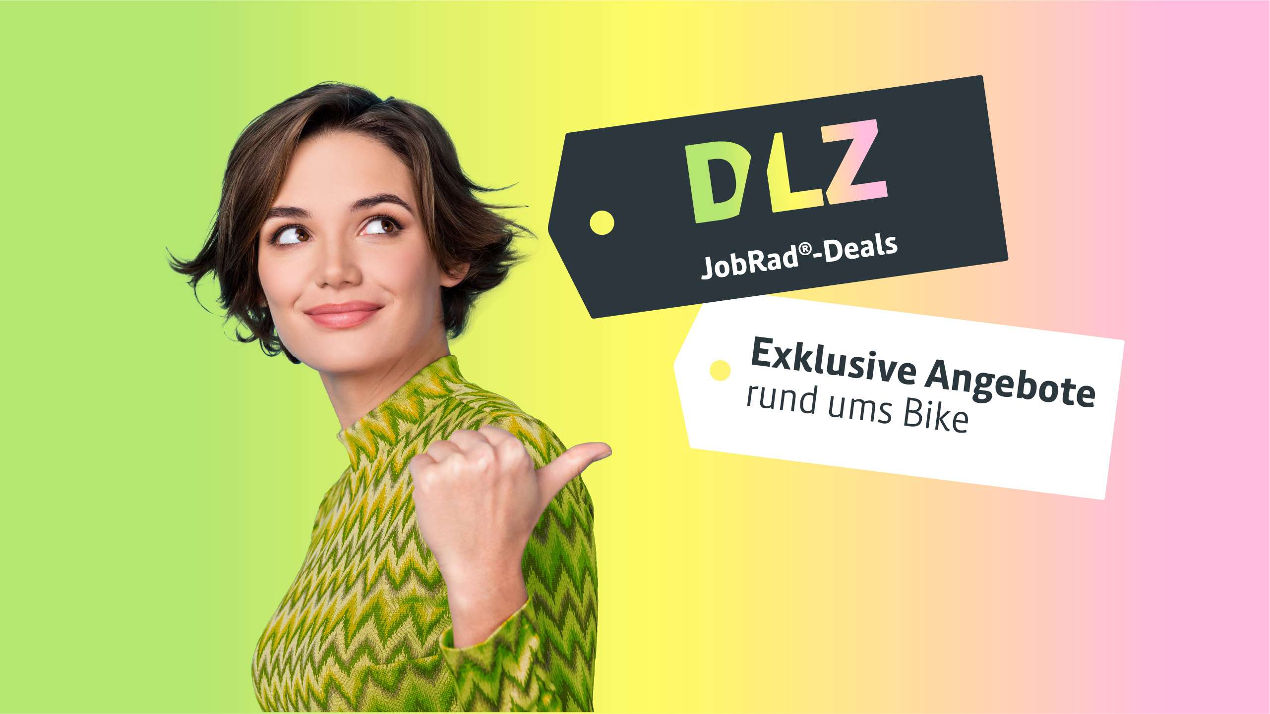 Eine Frau in bunten Farben zeigt auf Preisschilder mit den besonderen JobRad-Deals-Angeboten.