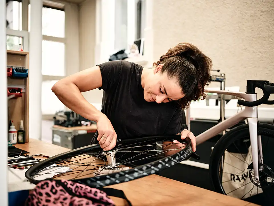 Mechanikerin prüft Rennradnabe
