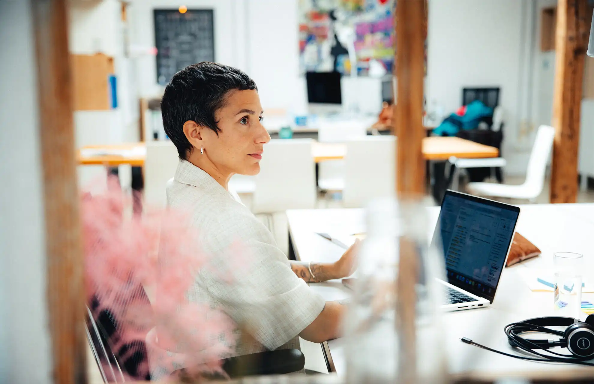 Chefin sitzt vor ihrem Laptop im Büro und überlegt