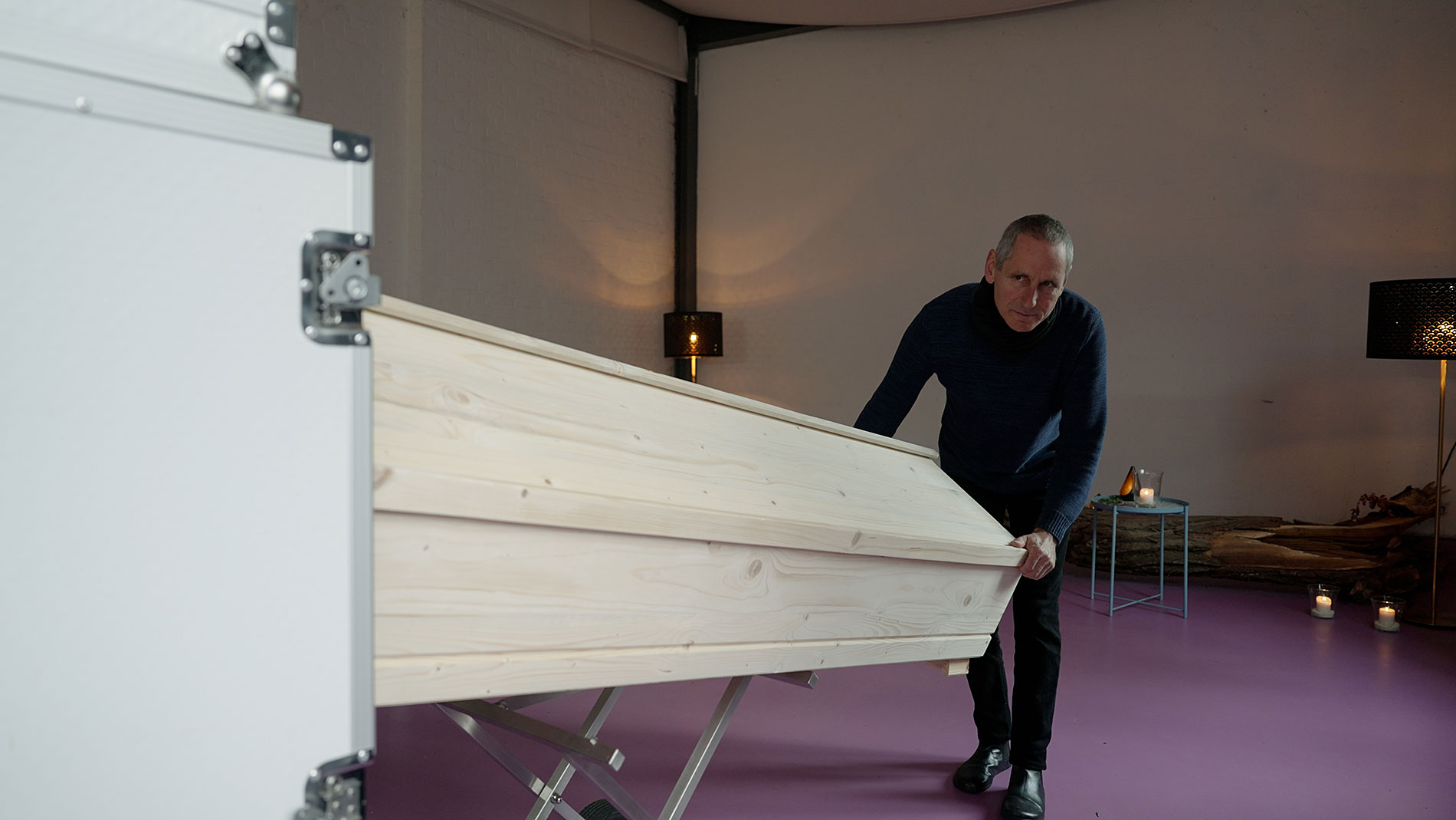 Dahlfeld lädt einen Sarg ins Bestattungsrad Dahlfeld lädt einen Sarg ins Bestattungsrad