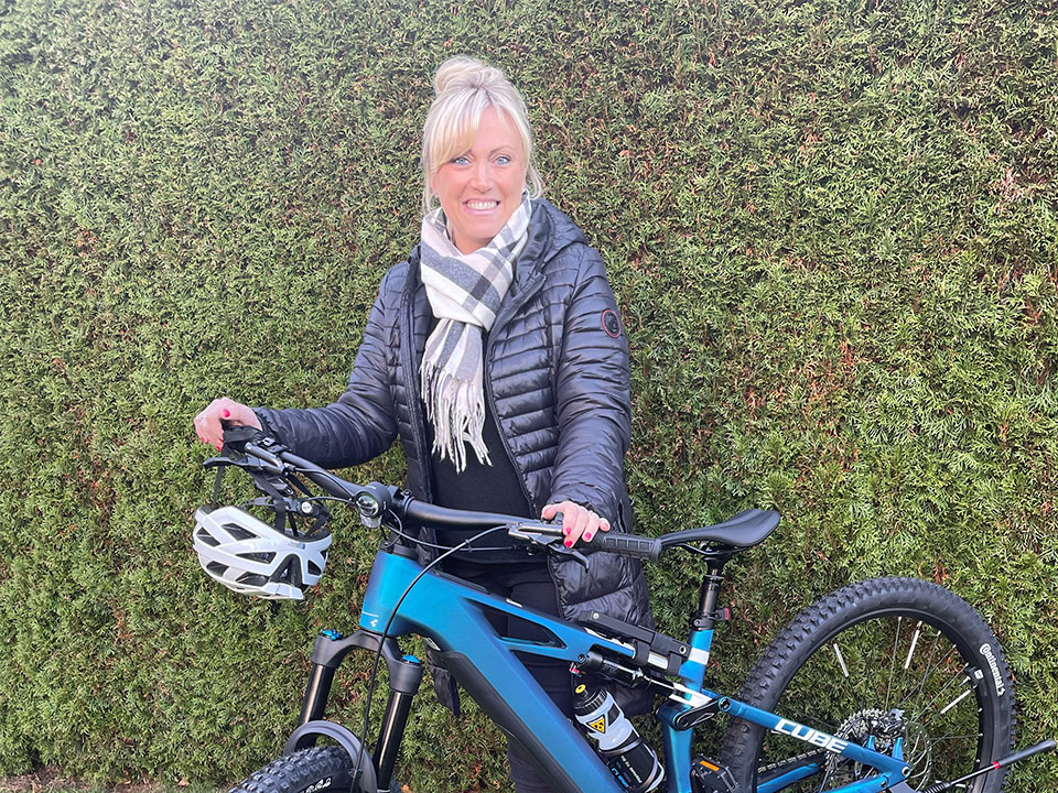 Gewinnerin der 2 Mio Aktion: JobRadlerin Sylvia Schittek aus Bochum, mit ihrem E-Mountainbike im Garten. Gewinnerin der 2 Mio Aktion: JobRadlerin Sylvia Schittek aus Bochum, mit ihrem E-Mountainbike im Garten.