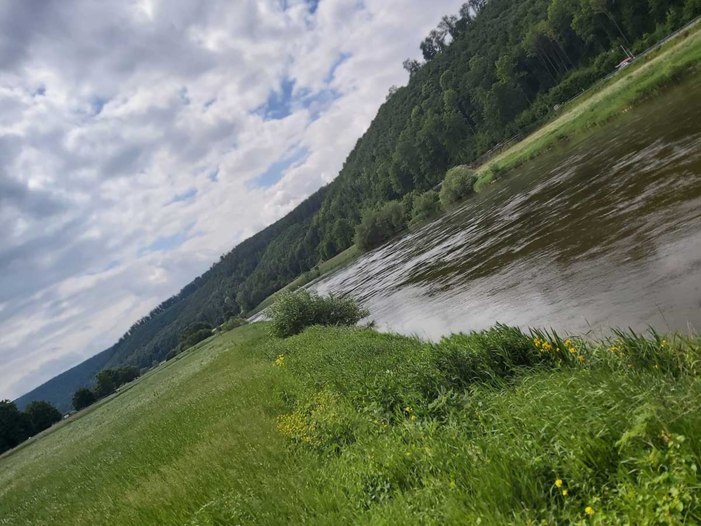 Die Weser mit Blick auf den schönen Solling 