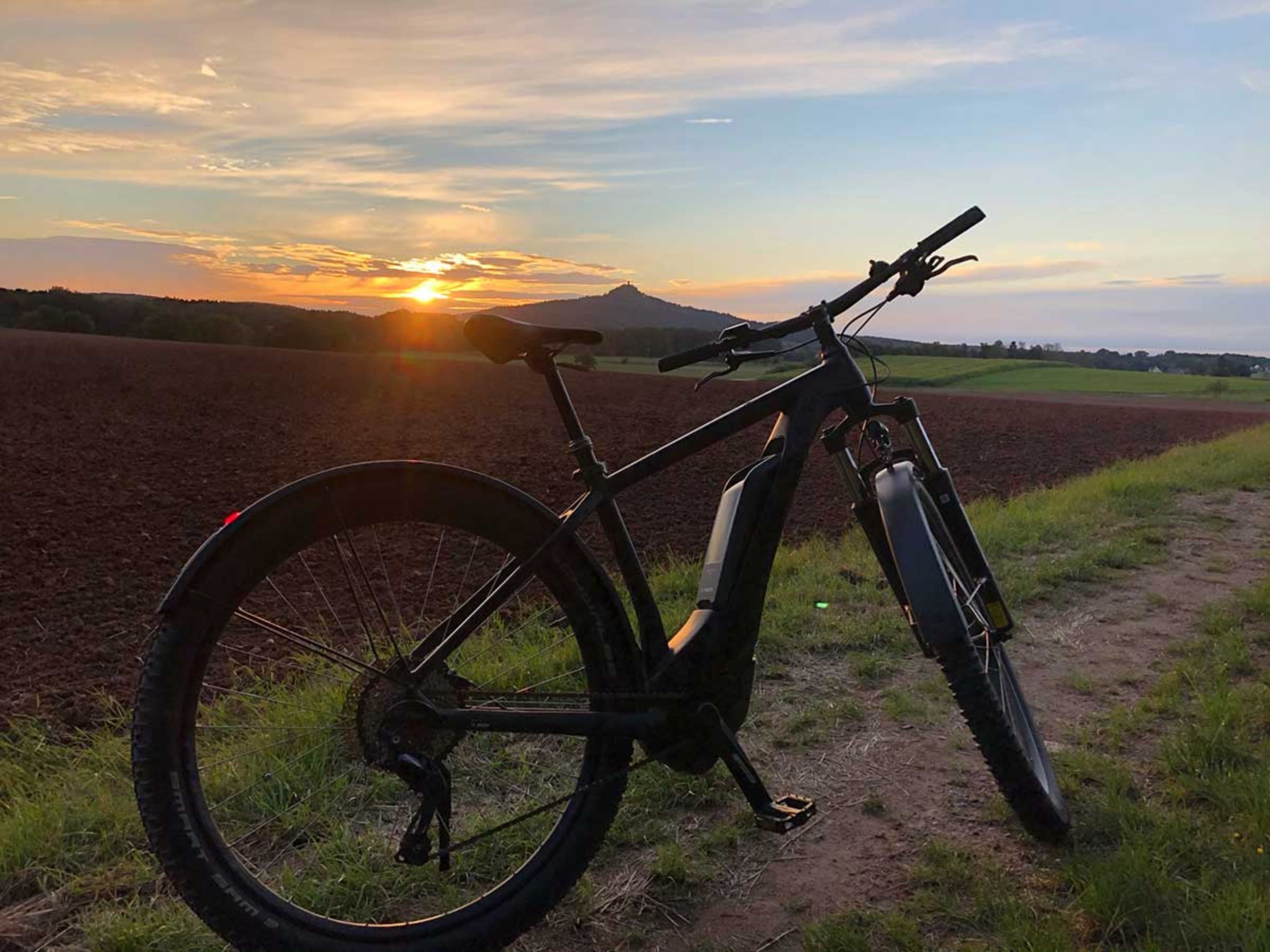 Fahrradtour bei Sonnenuntergang zum Naturdenkmal „Rauher Kulm“