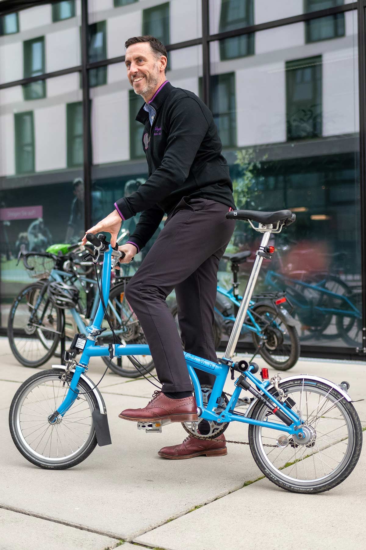 Daniel Gillborn mit blauem Faltrad