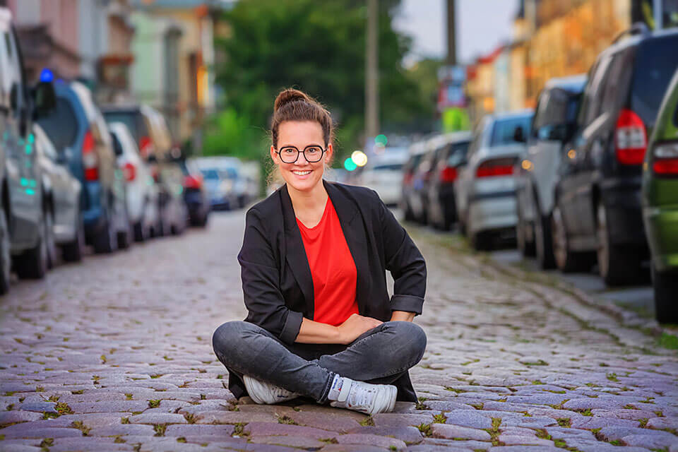 Fahrradheldin Katja Diehl sitzt auf Straße