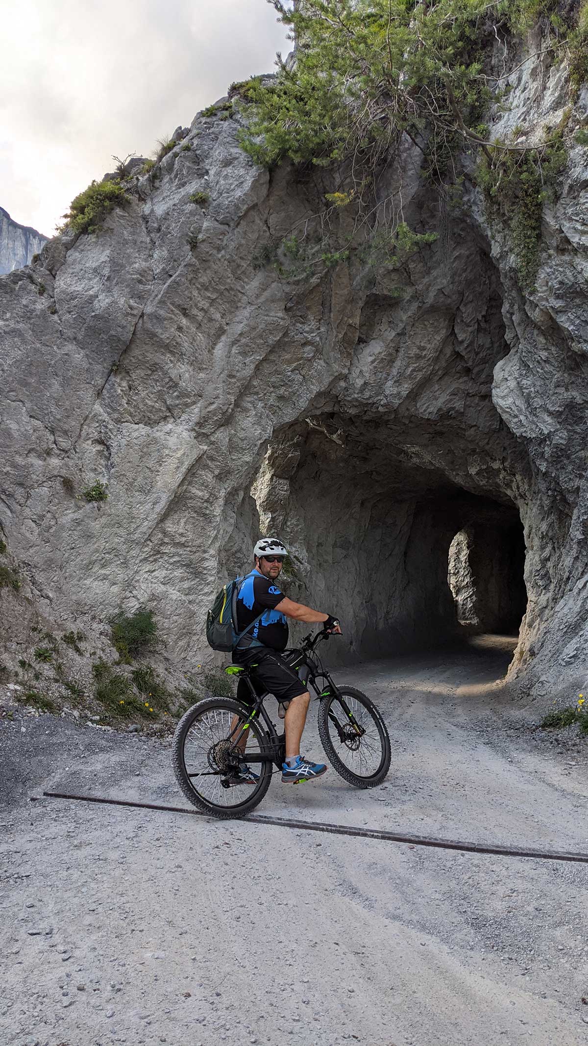 JObRad Moment Daniel mit Mountainbike vor einem Natur-Tunnel 