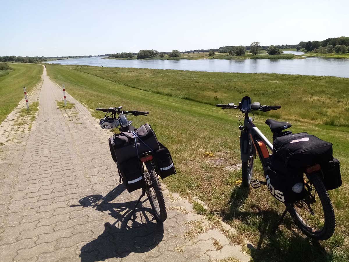 JobRad Moment von Marko zwei bepackte Tourenräder auf Deichweg an Elbe