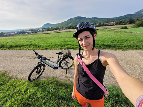 JobRadlerin mit ihrem Fahrrad auf der Schwäbischen Alb