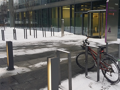 JobRad lehnt als einziges an Fahrradständer mit Schnee drumherum