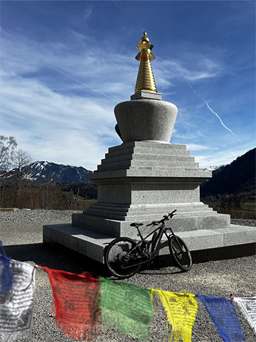 Mit dem JobRad am Buddhisten Zentrum oberhalb des Großen Alpsees im Allgäu