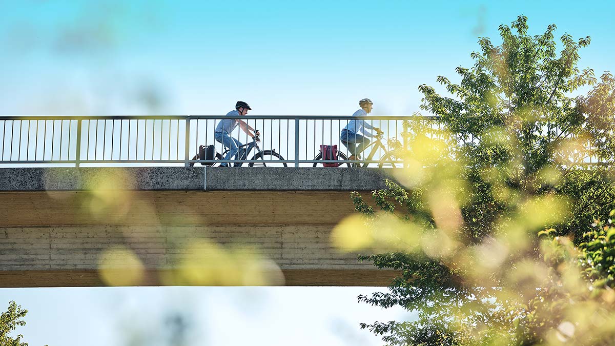 Radfahrer auf einer Brücke