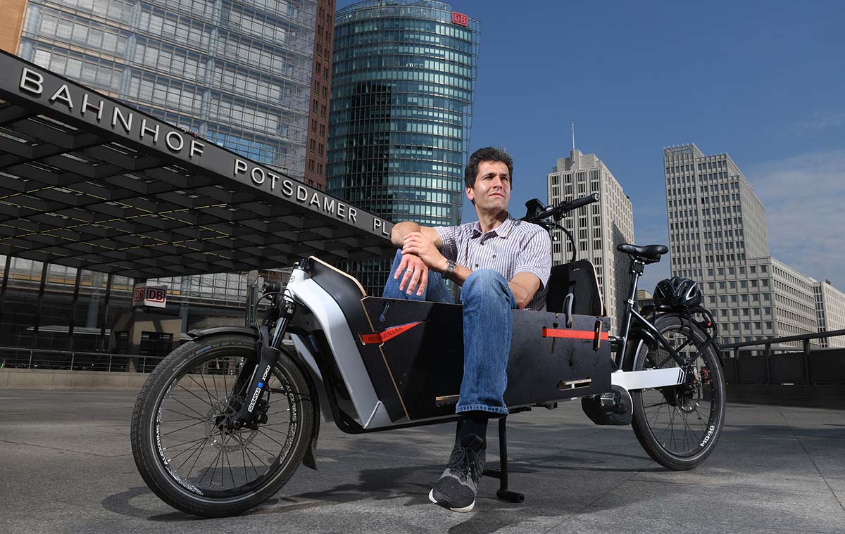 Bild von Jens Sturm mit seinem Cargobike am Postdamer Platz