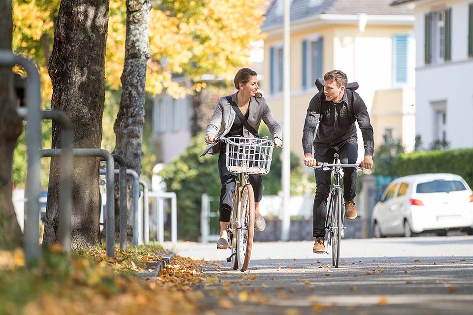 JobRadler fahren Fahrrad im Herbst