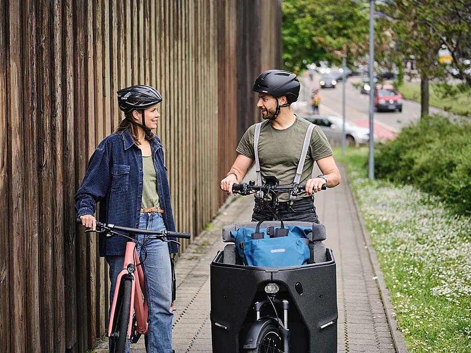 Gespräch zwischen Fahrradfahrerin und Lastenradler