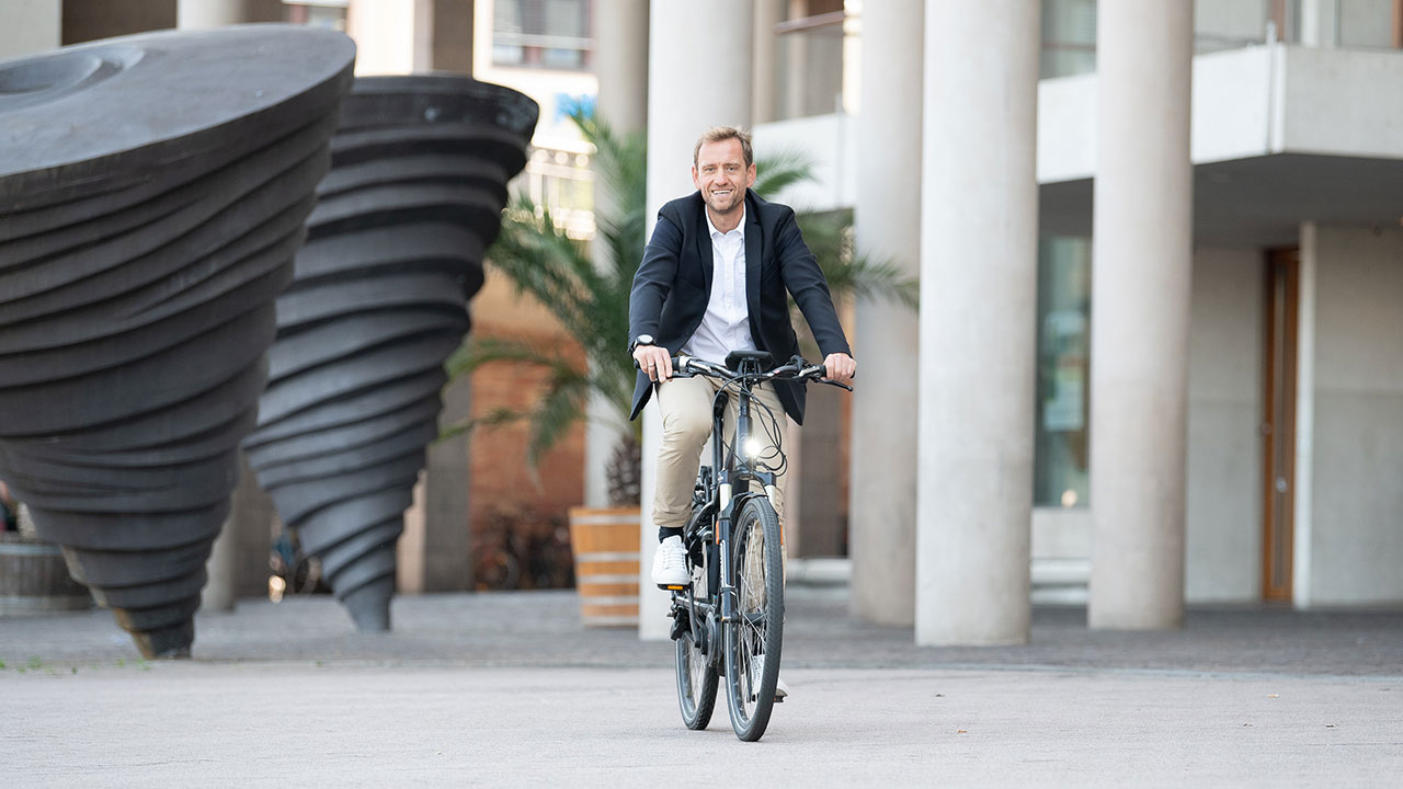 JobRad-Geschäftsführer Ulrich Prediger fährt Fahrrad frontal